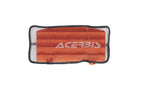 Filet de protection radiateur Acerbis U-RET noir 0024804 monté sur un cache-radiateur orange, vue de détail