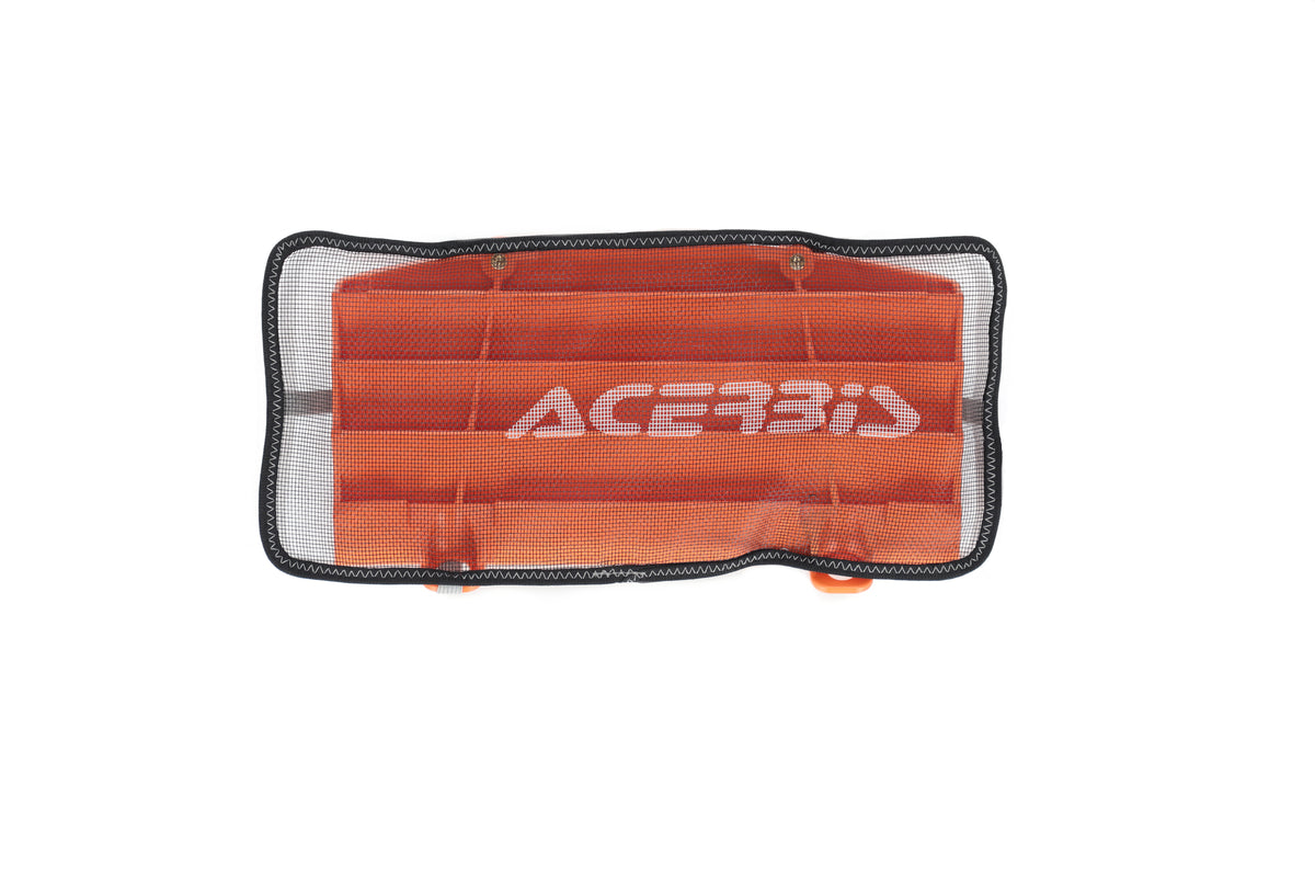 Filet de protection radiateur Acerbis U-RET noir 0024804 monté sur un cache-radiateur orange, vue de détail