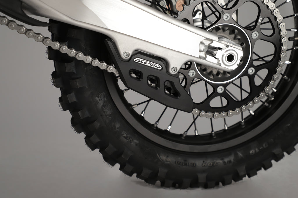 Guide-chaîne Race Acerbis monté sur la moto