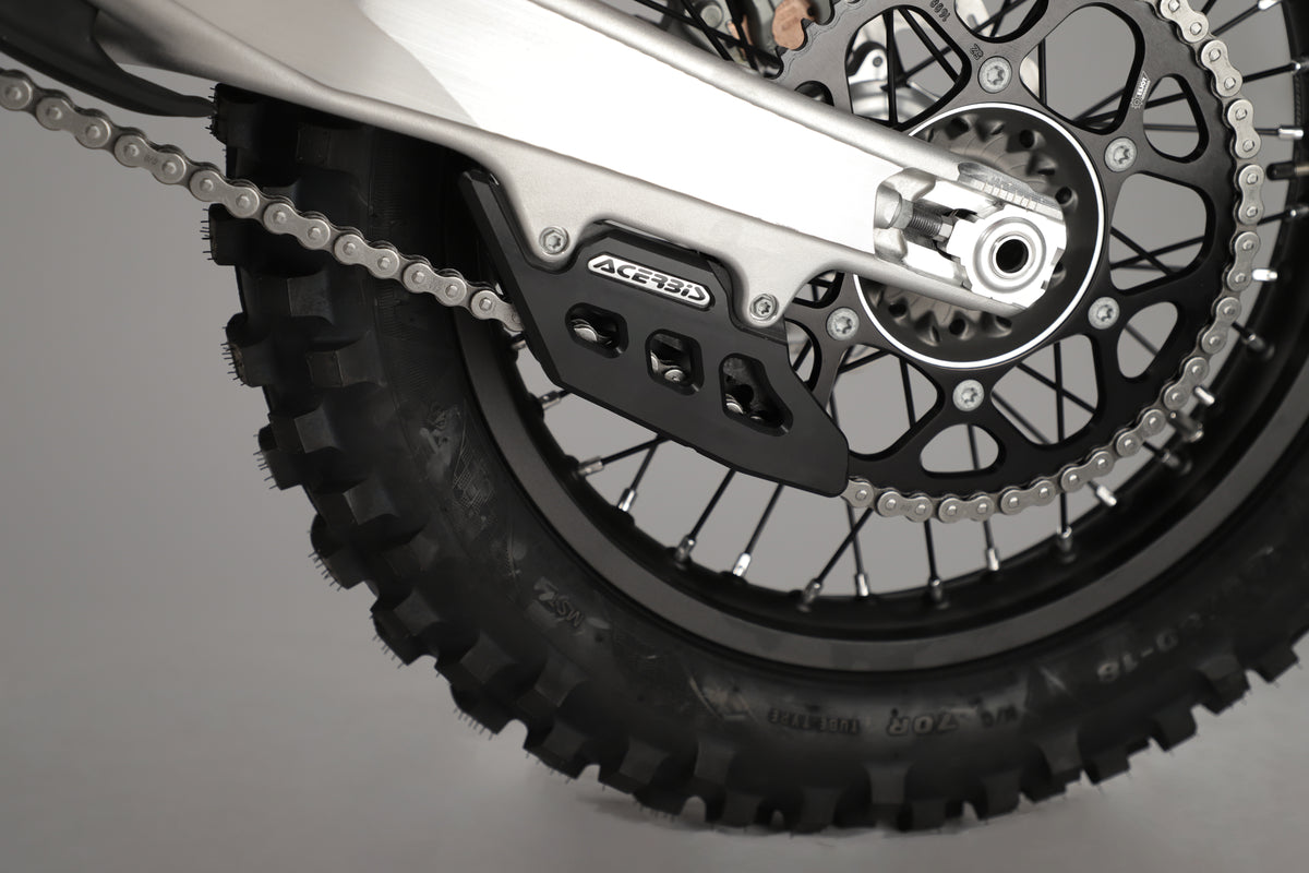 Guide-chaîne Race Acerbis monté sur la moto