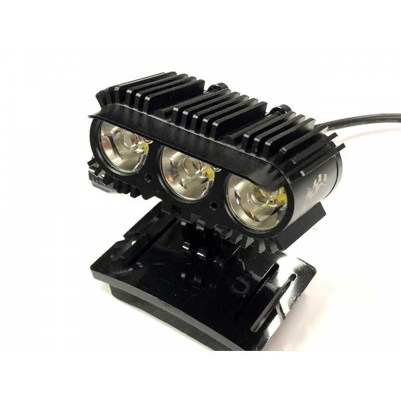 Lampe frontale K-Lamp 3400 lumens montée sur casque moto enduro pour roulage nocturne hard enduro