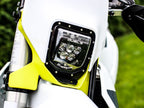 Plaque phare LED ET Racing Dual 6 noire montée sur une Husqvarna TE FE 2024 à 2027