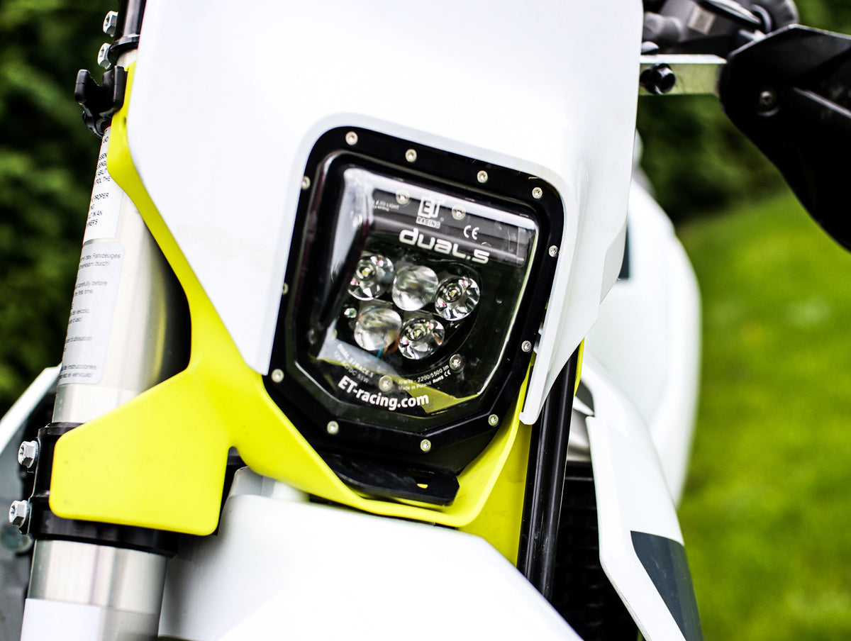 Plaque phare LED ET Racing Dual 6 noire montée sur une Husqvarna TE FE 2024 à 2027