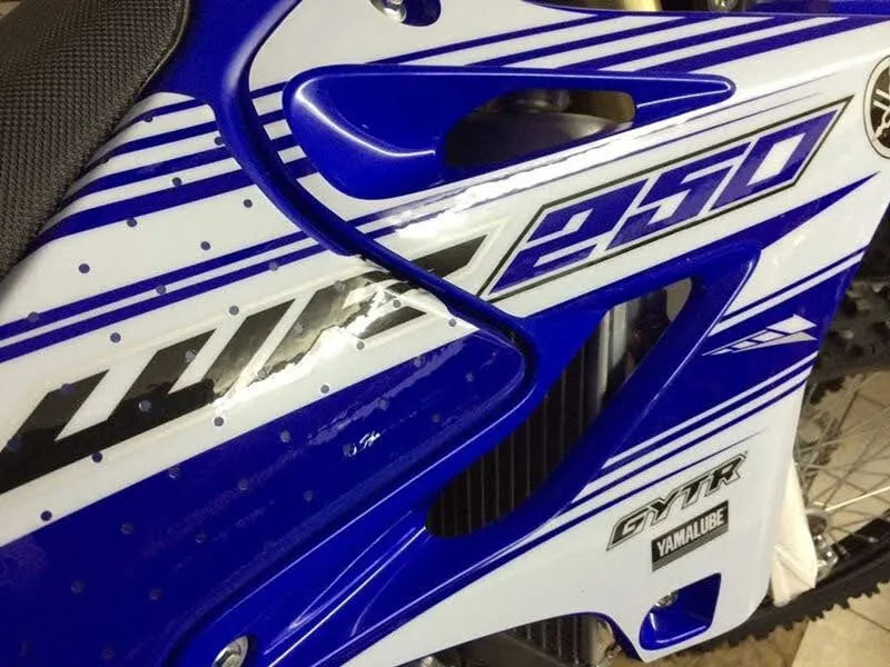 Protection radiateur AXP Racing AX3039 Yamaha YZ 250 - détail fixation aluminium 4 mm