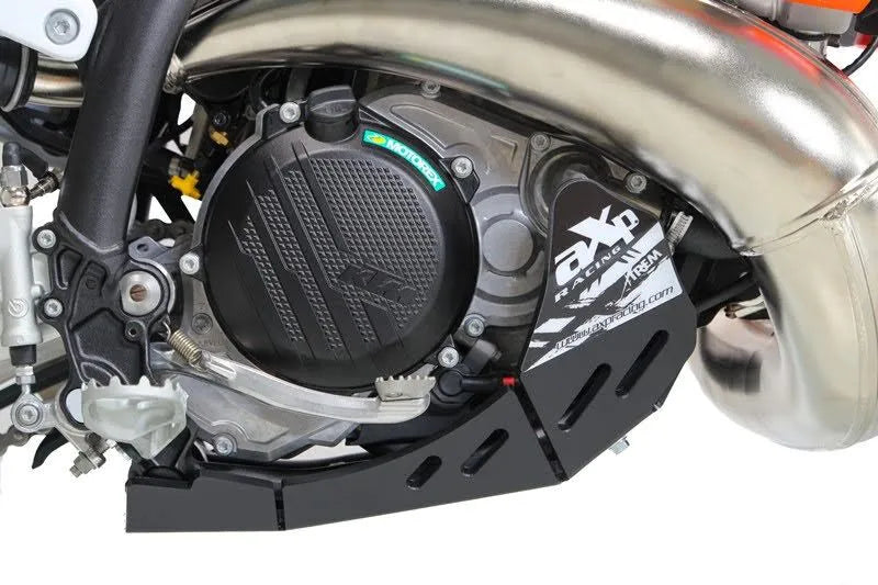 Sabot AXP Xtreme 8mm KTM 250 300 EXC TBI 2023 2024 hard enduro protection moteur renforcée avec vu cote embrayage