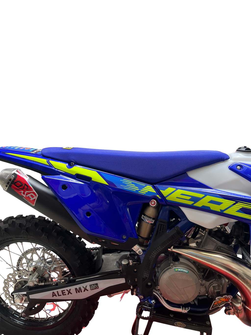 Selle haute Sherco enduro avec housse noir bleu blanc SE SEF 250 300 450 500 confort pilote 2014 à 2027 vue de coté