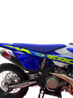 Selle haute Sherco enduro avec housse noir bleu blanc SE SEF 250 300 450 500 confort pilote 2014 à 2027 vue de coté