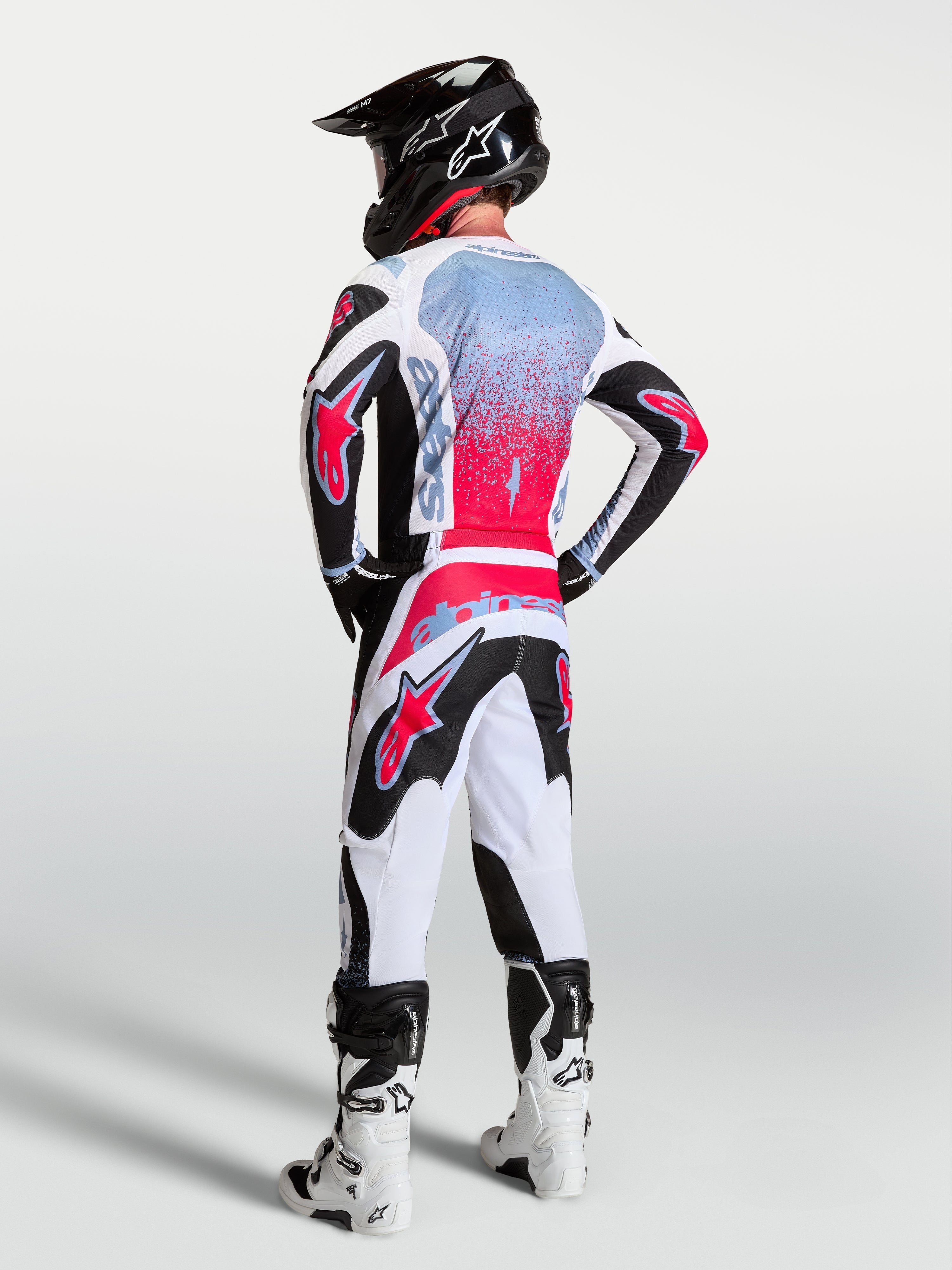 Tenue cross Alpinestars Fluid Drag blanc noir rouge vue de dos