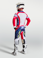 Tenue cross Alpinestars Supertech Dyna rouge feu bleu marine vue de profil