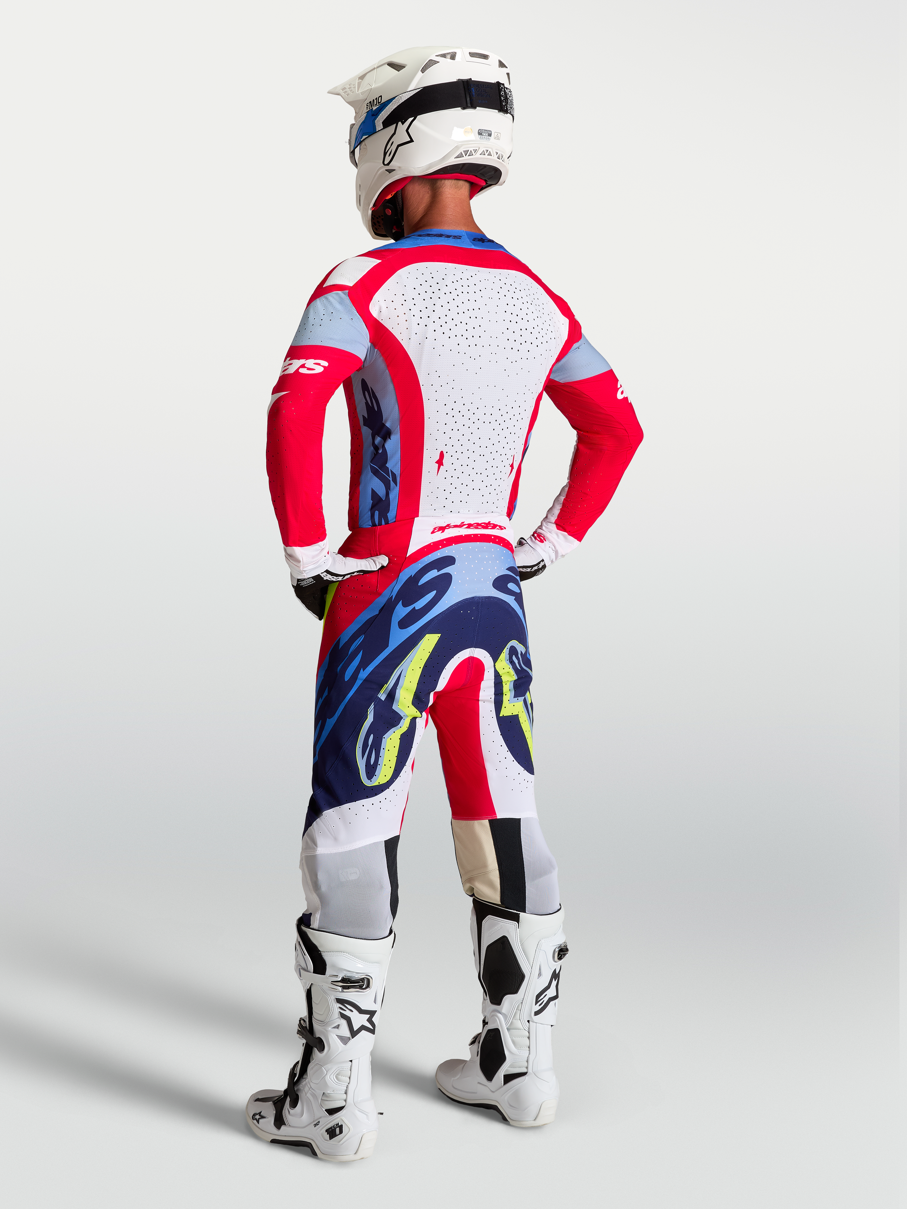 Tenue cross Alpinestars Supertech Dyna rouge feu bleu marine vue de profil