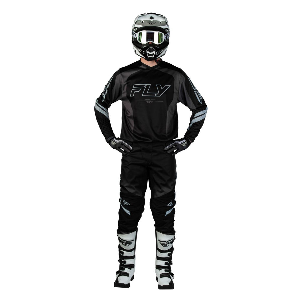 Tenue cross Fly Racing F-16 Raze 2027 Noir Gris portée - maillot et pantalon